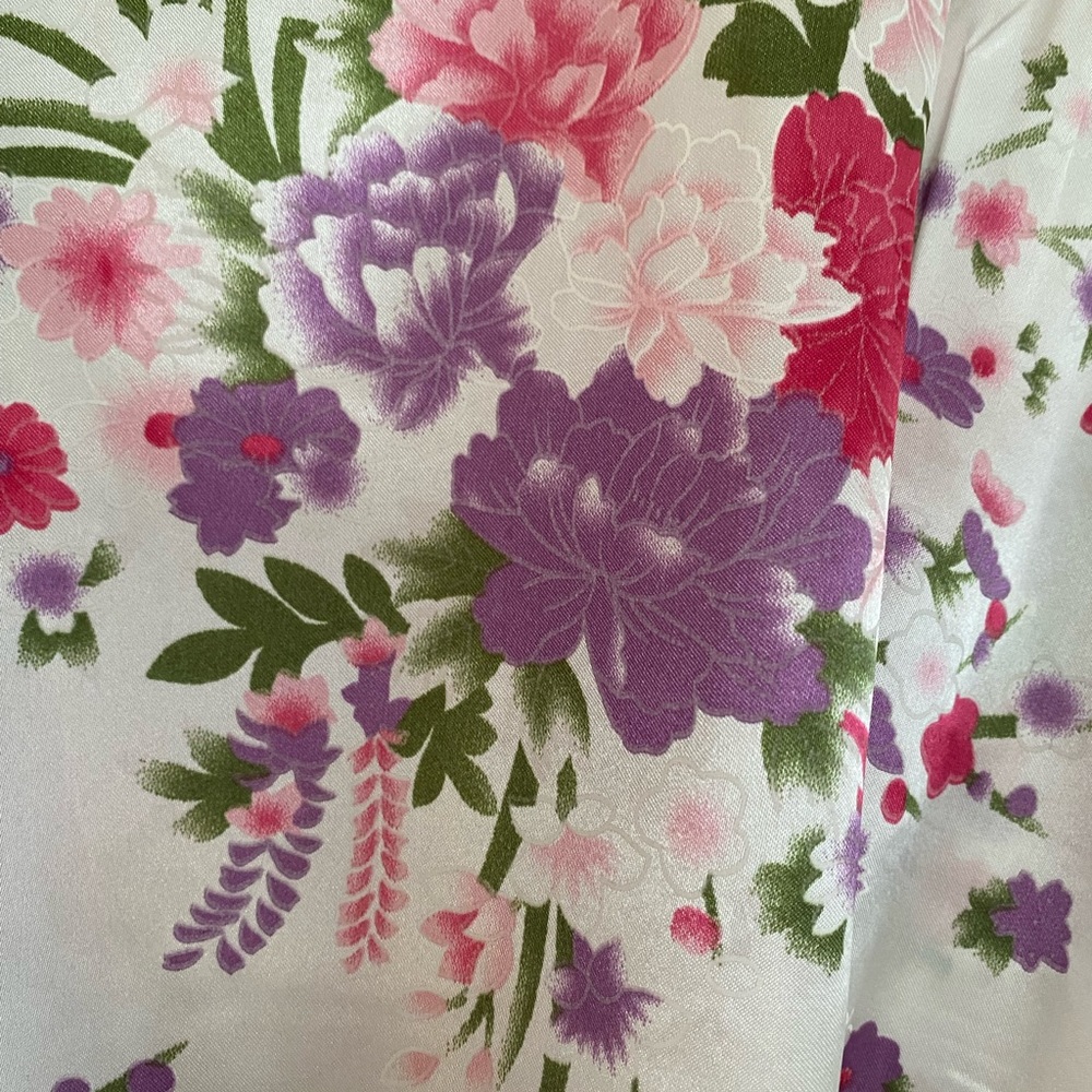 Silk-like Floral Robe. - Picture 5 of 6
